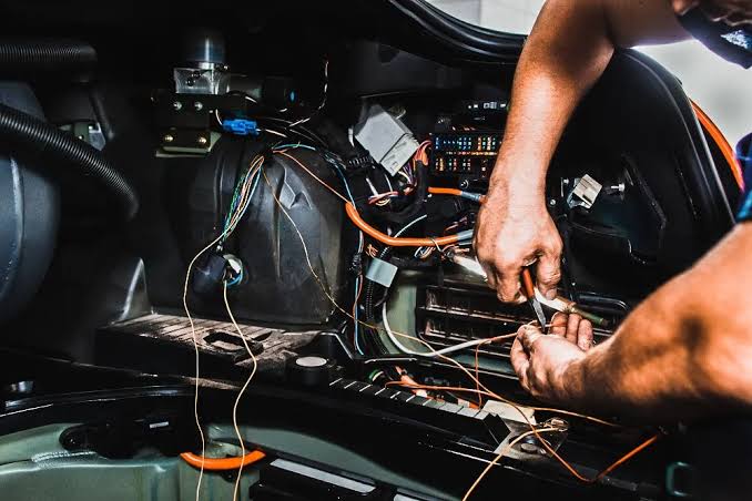 Serviço de elétrica automotiva em chicote e painel elétrico